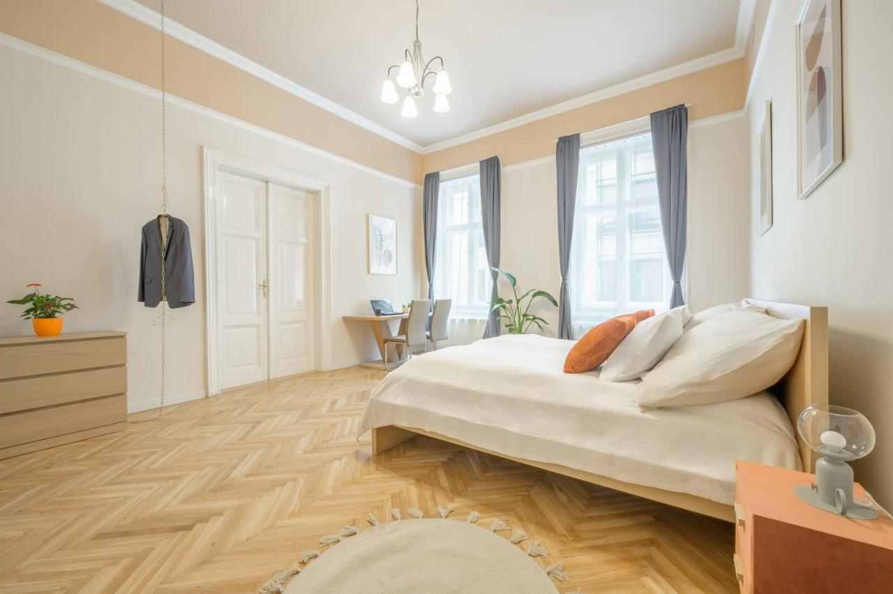 Best Seasons Andrassy Boedapest Buitenkant foto